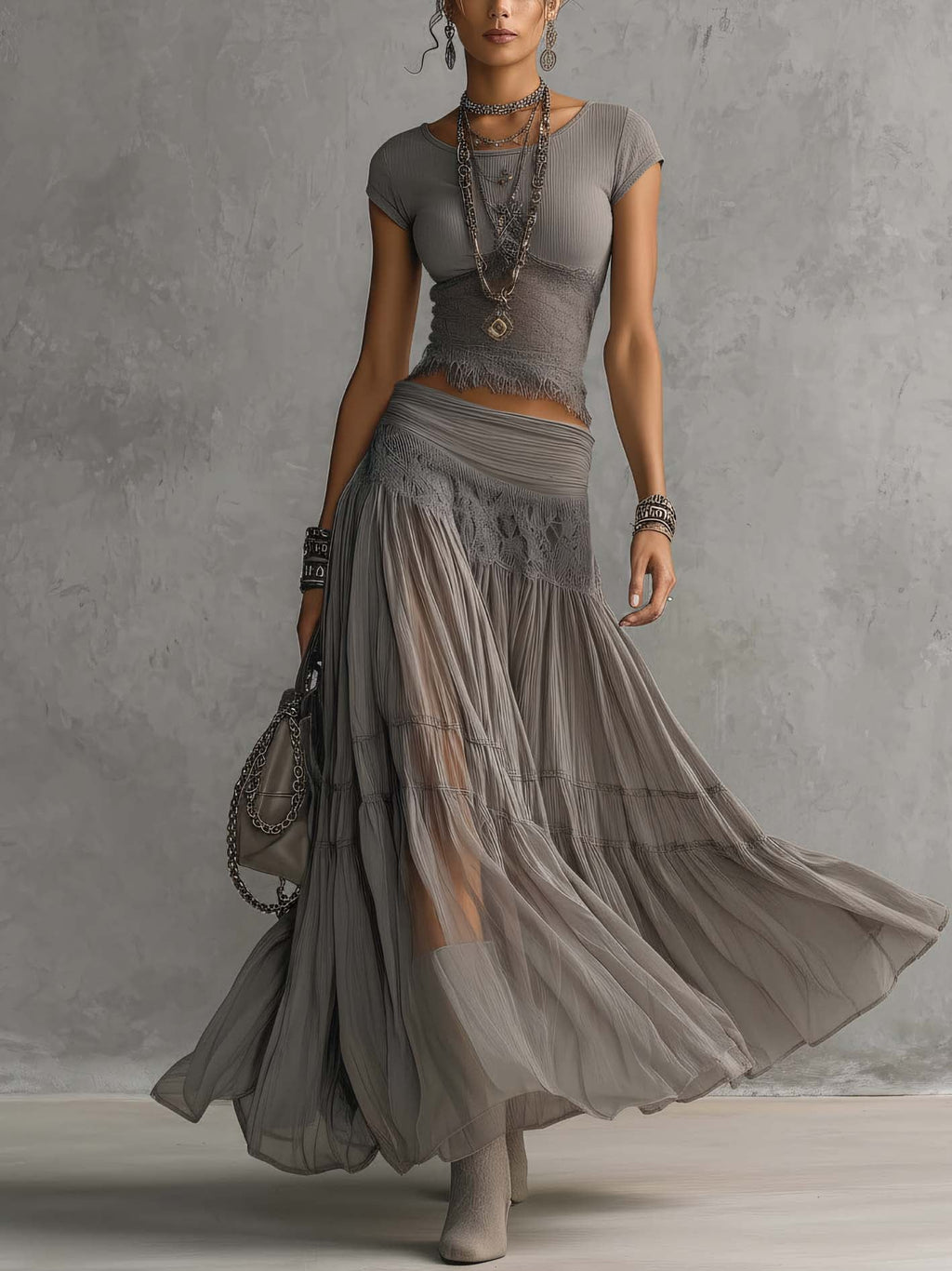 Gabriel Moreno - Conjunto Top Gris de Encaje Transparente y Falda Maxi Plisada