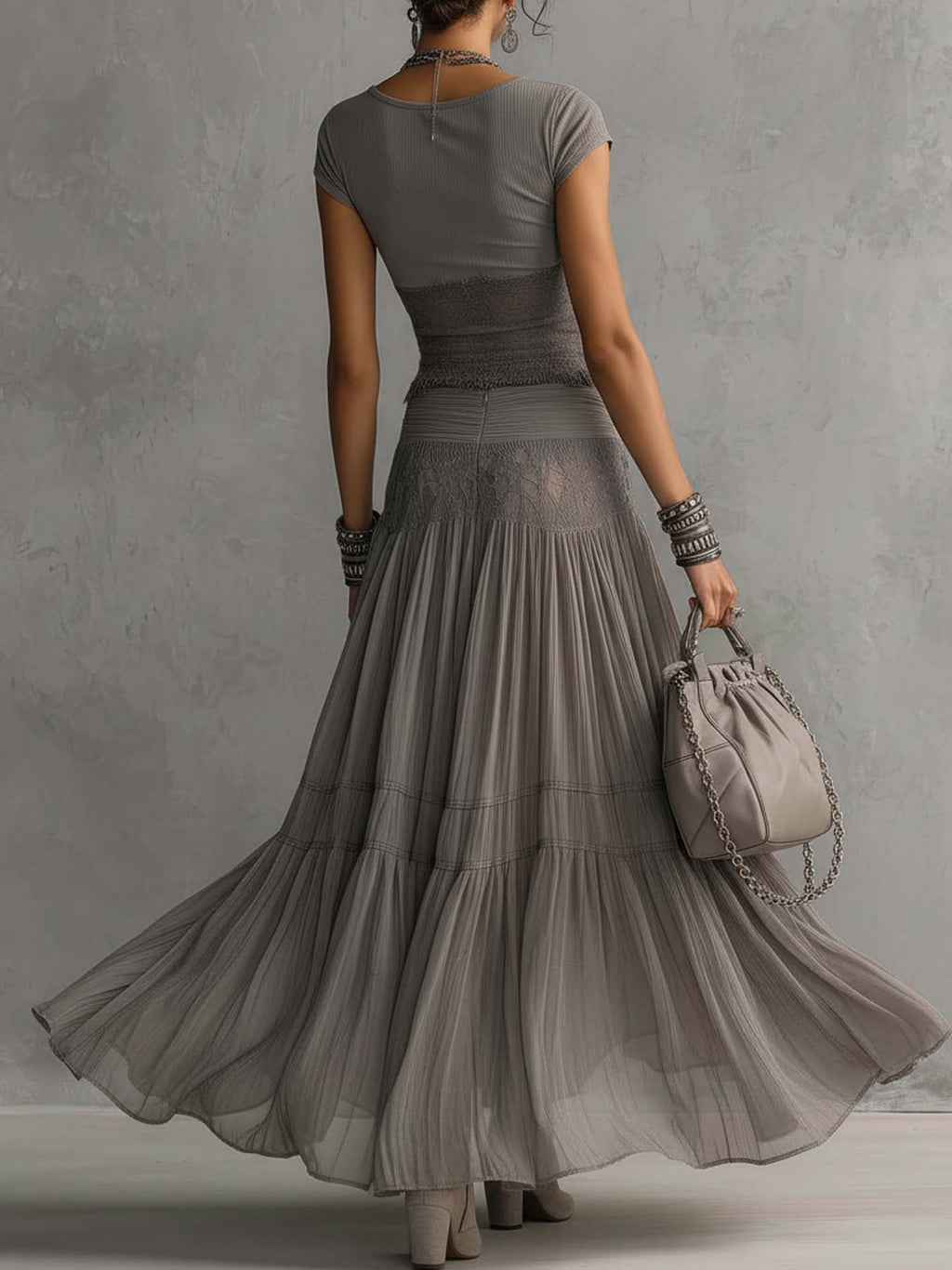 Gabriel Moreno - Conjunto Top Gris de Encaje Transparente y Falda Maxi Plisada