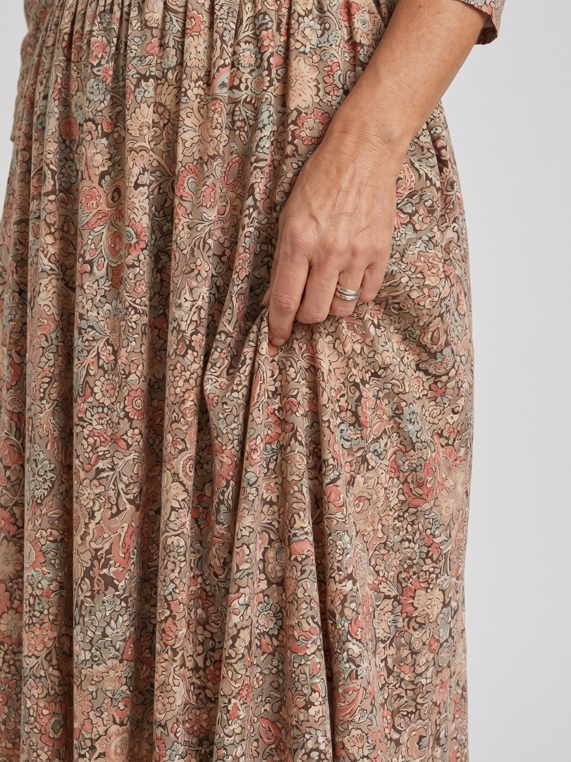 Picao | Vestido midi de aire vintage con abertura frontal y mangas tres cuartos
