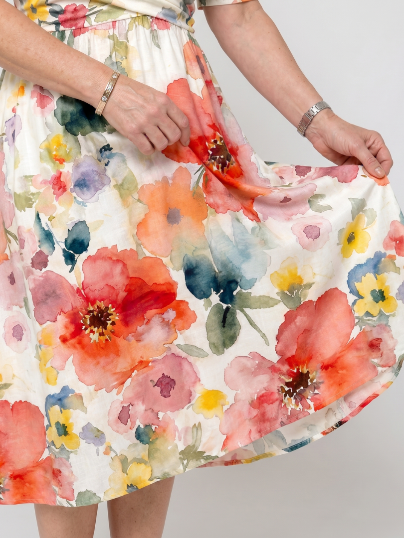 Corinne | Vestido midi con estampado floral, escote en V y mangas cortas