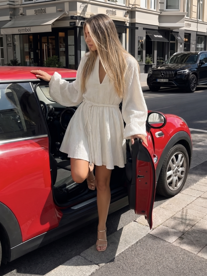 Azula | Vestido mini de manga larga con escote en V y falda evasé