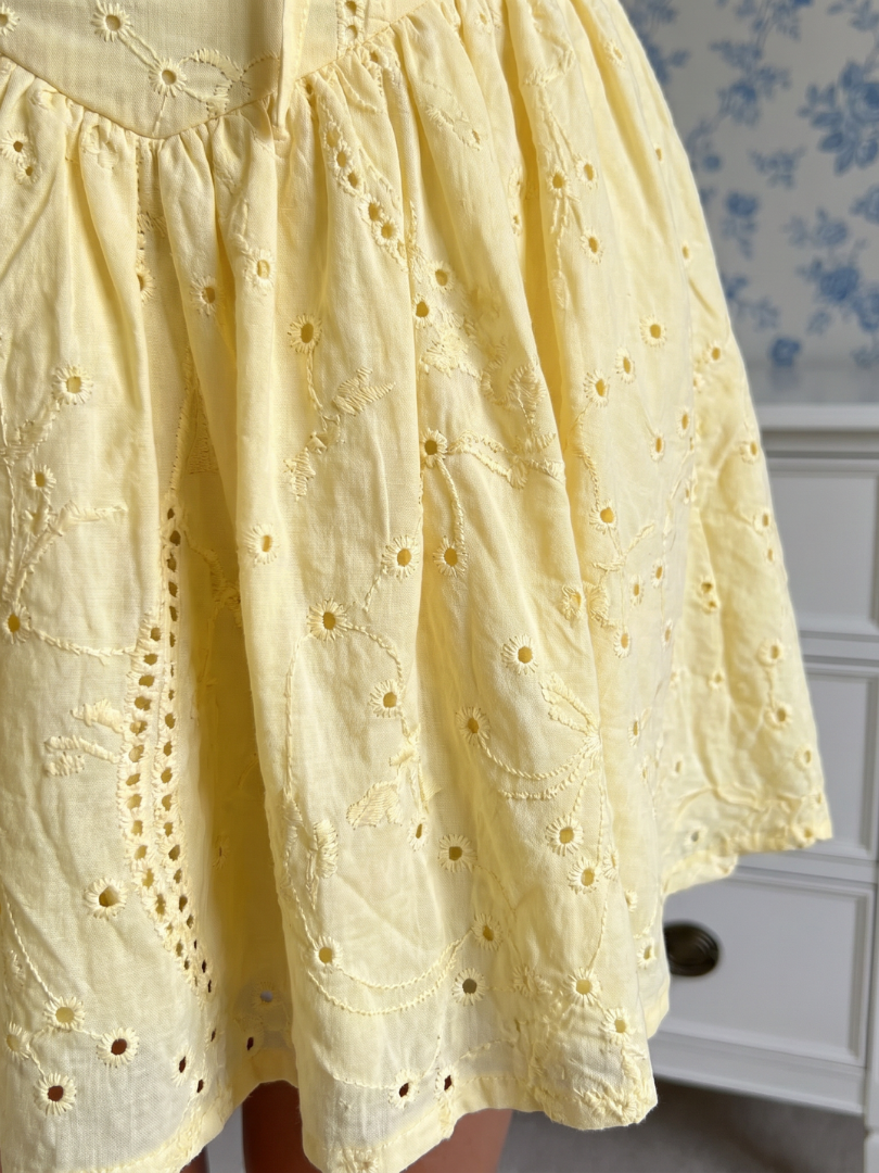 Wigen | Minivestido con mangas cortas abullonadas y un delicado calado