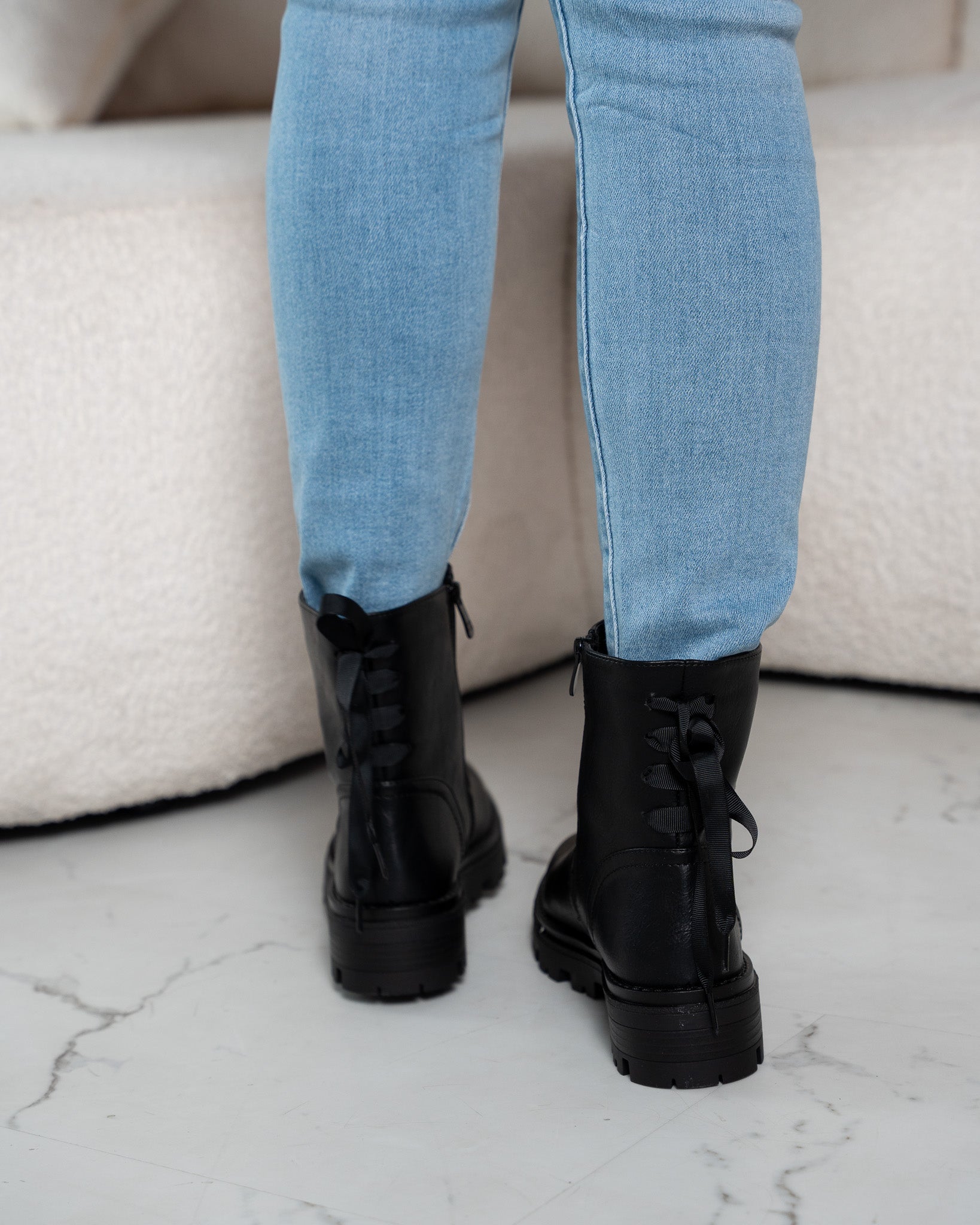 Botas negras con lazo