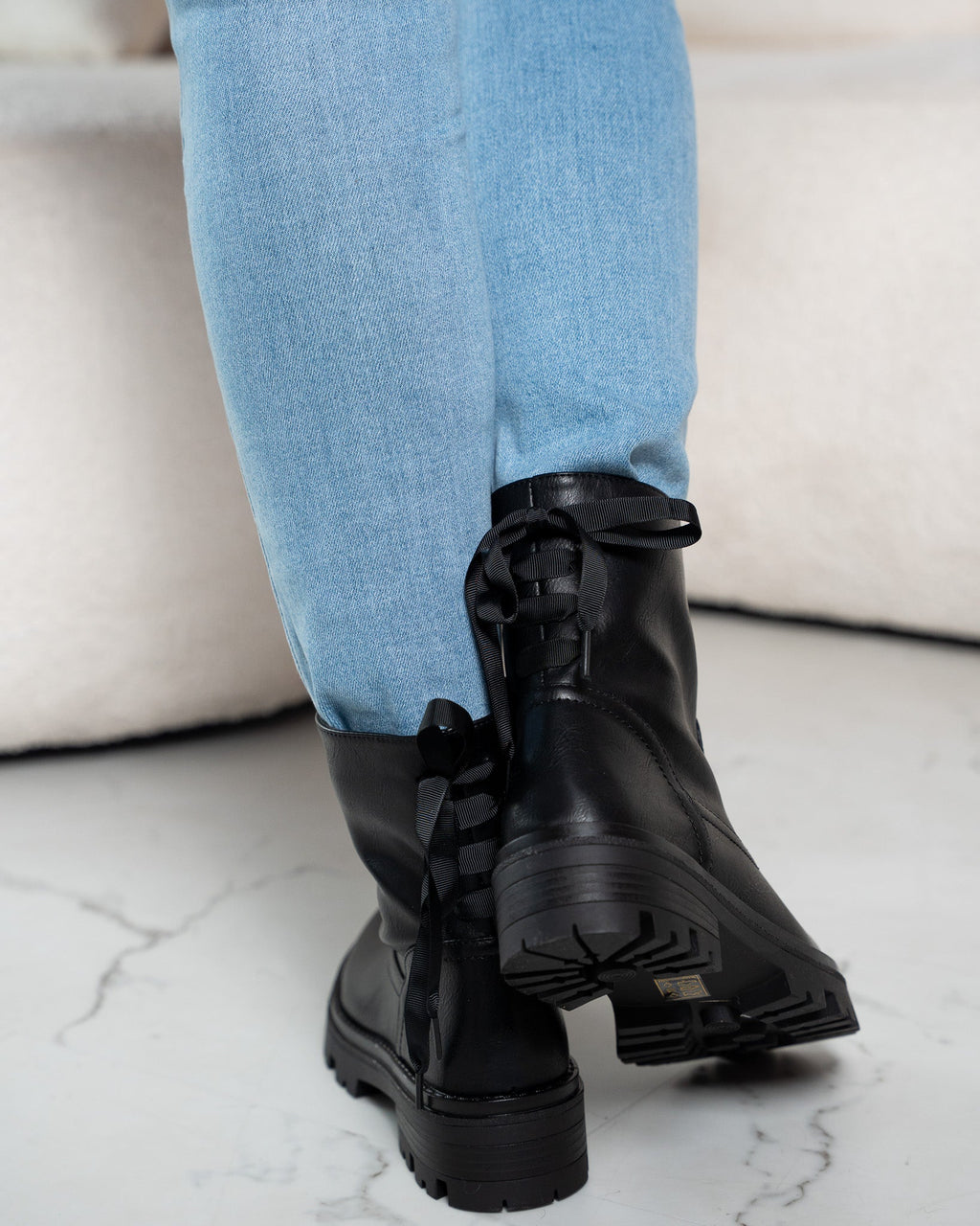 Botas negras con lazo