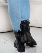 Botas negras con lazo