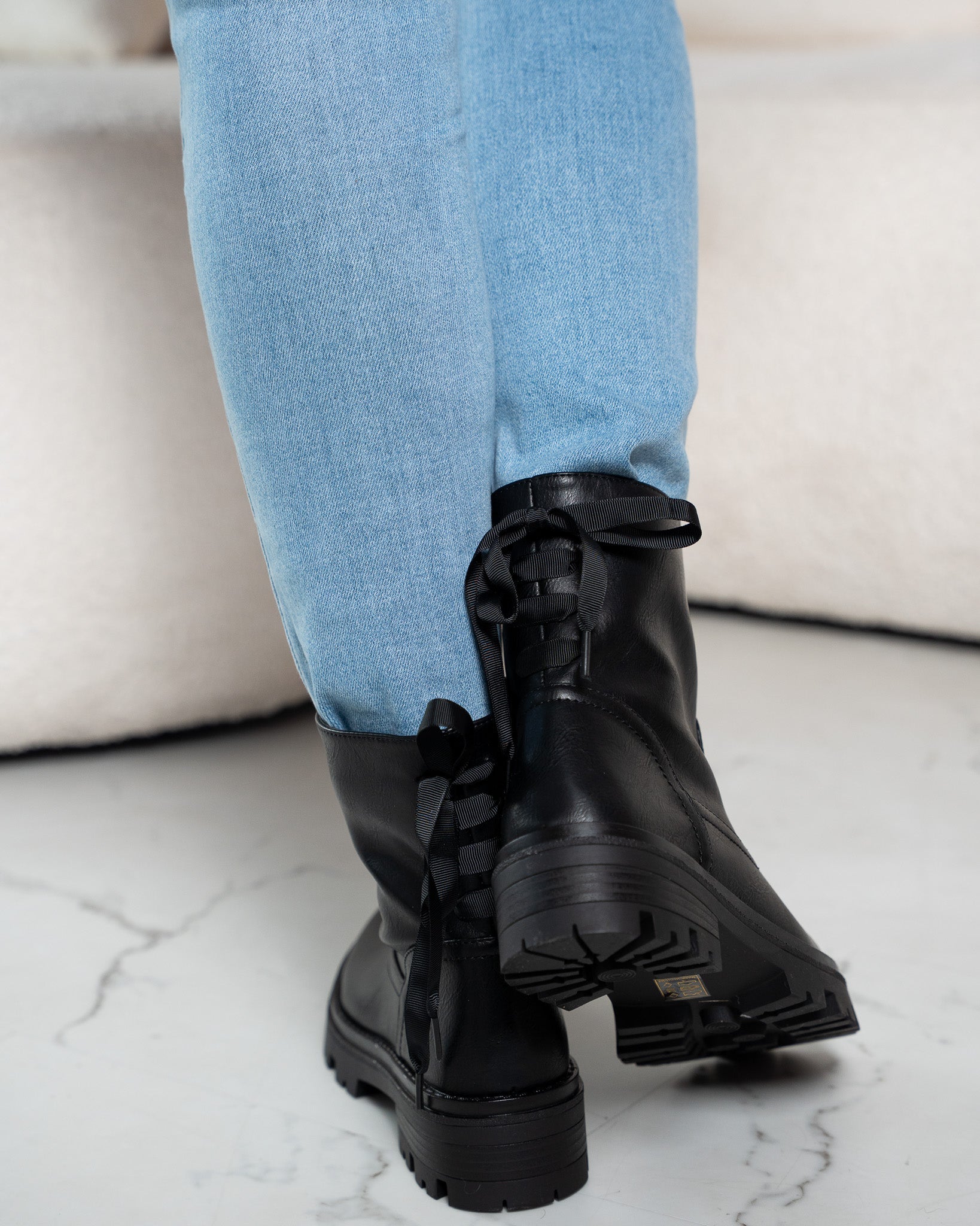 Botas negras con lazo