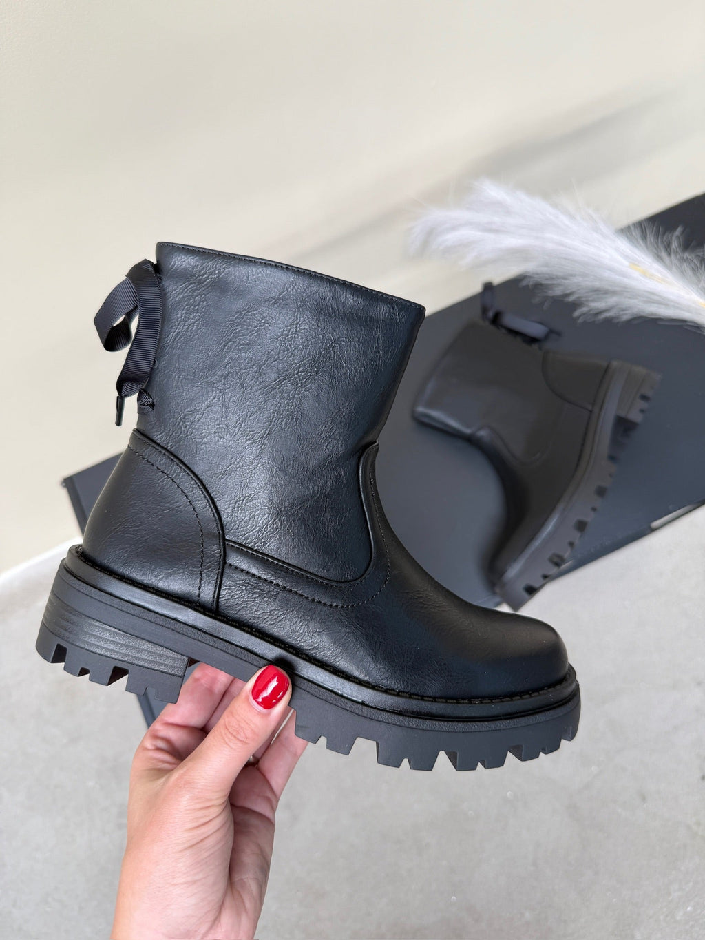 Botas negras con lazo