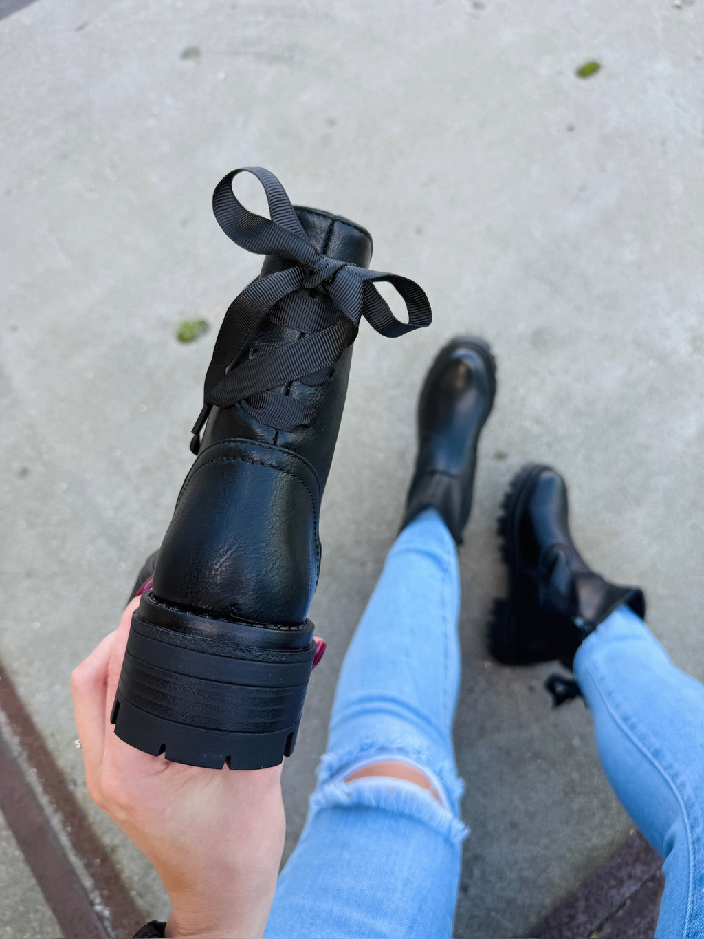 Botas negras con lazo