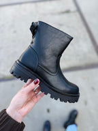 Botas negras con lazo
