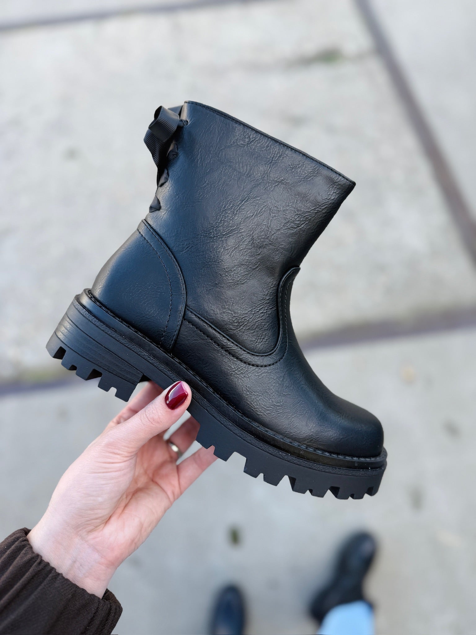 Botas negras con lazo