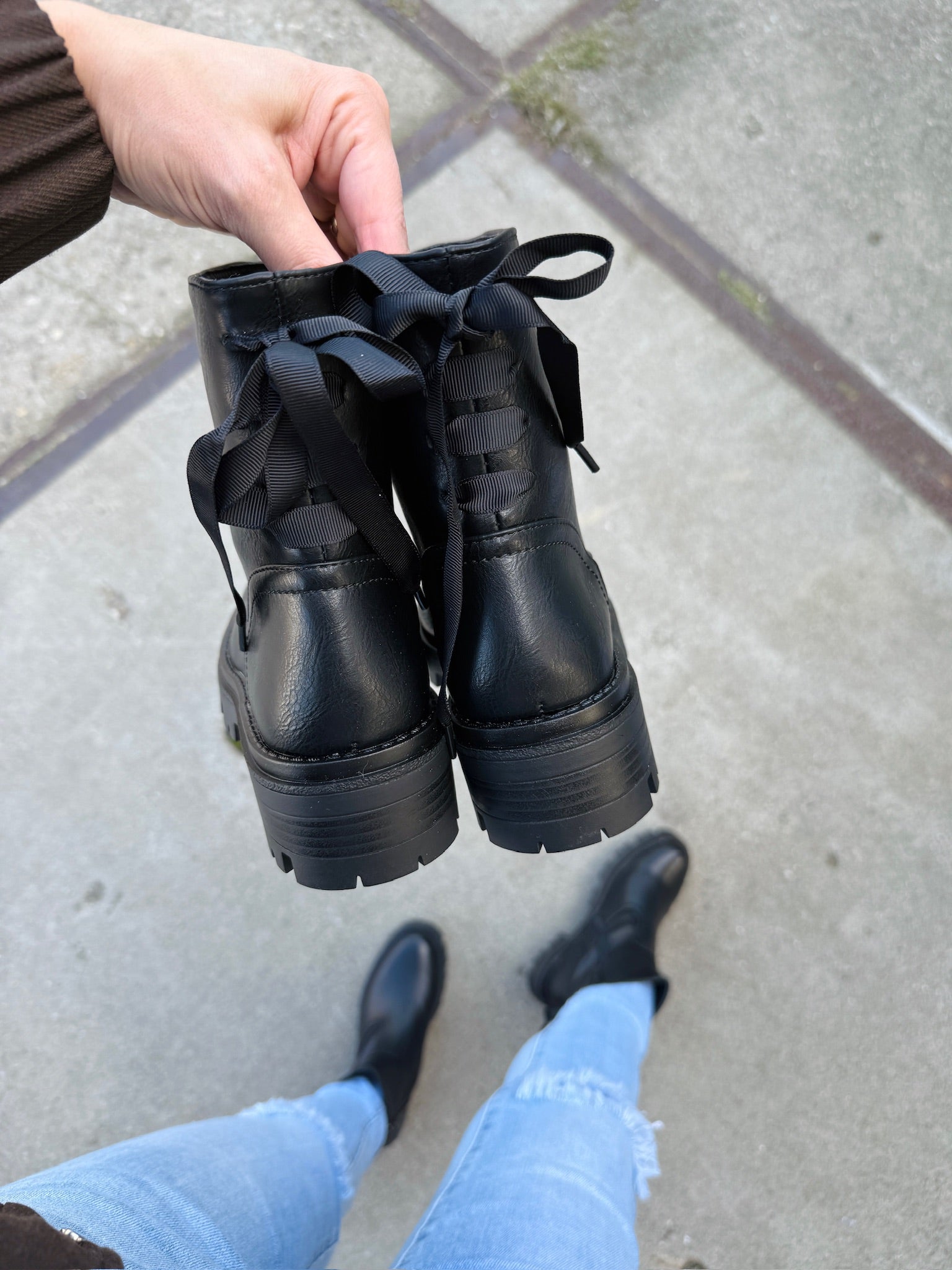 Botas negras con lazo