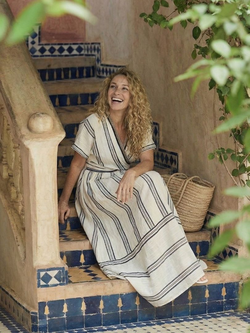 GENEVIEVE | Vestido midi con escote en V, mangas cortas y cintura cruzada