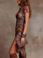 Gabriel Moreno - Vestido Midi Plisado con Cuello en V y Estampado Abstracto Bohemio