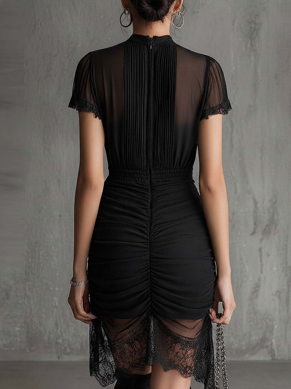 Gabriel Moreno - Vestido Mini en Chifón Negro con Cintura Plisada y Ribete de Encaje