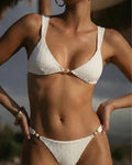 Conjunto de bikini con bralette de cuello en V y textura en color blanco